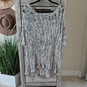 Chic Distressed Short Sleeve Top in Gray Print